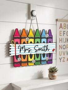 Letrero de puerta de madera con texto personalizado de crayón, placa colgante con nombre de maestro personalizado, diseño de margarita de crayón colorido para decoración de pared de aula, regalo personalizado y reflexivo para maestros de jardín de infancia y escuela primaria - Multicolor - Ver 3