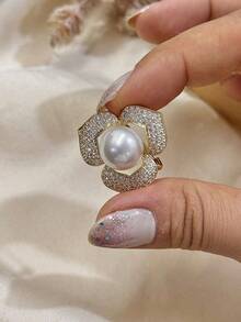 Flower Brooch Studded With Cubic Zirconia And A Central Pearl; A Classic And Versatile Brooch. - 金色 - 查看 2