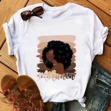 Camiseta estampada a la moda, linda camiseta negra, camiseta gráfica interesante para mujer con diseño de chica africana de cabello rizado negro. - Blanco - Ver 9