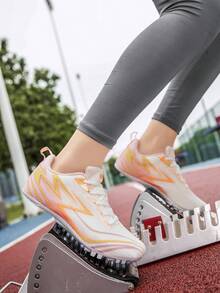 學生運動熱銷賽跑釘鞋,科學多釘佈局牢固抓地不打滑,足弓抗扭轉支撐減輕跑步疲勞,轉彎衝刺與跳躍力不流失,中學體測與校運會準備必備,適合寬腳與窄腳 - 2688白粉 - 查看 10