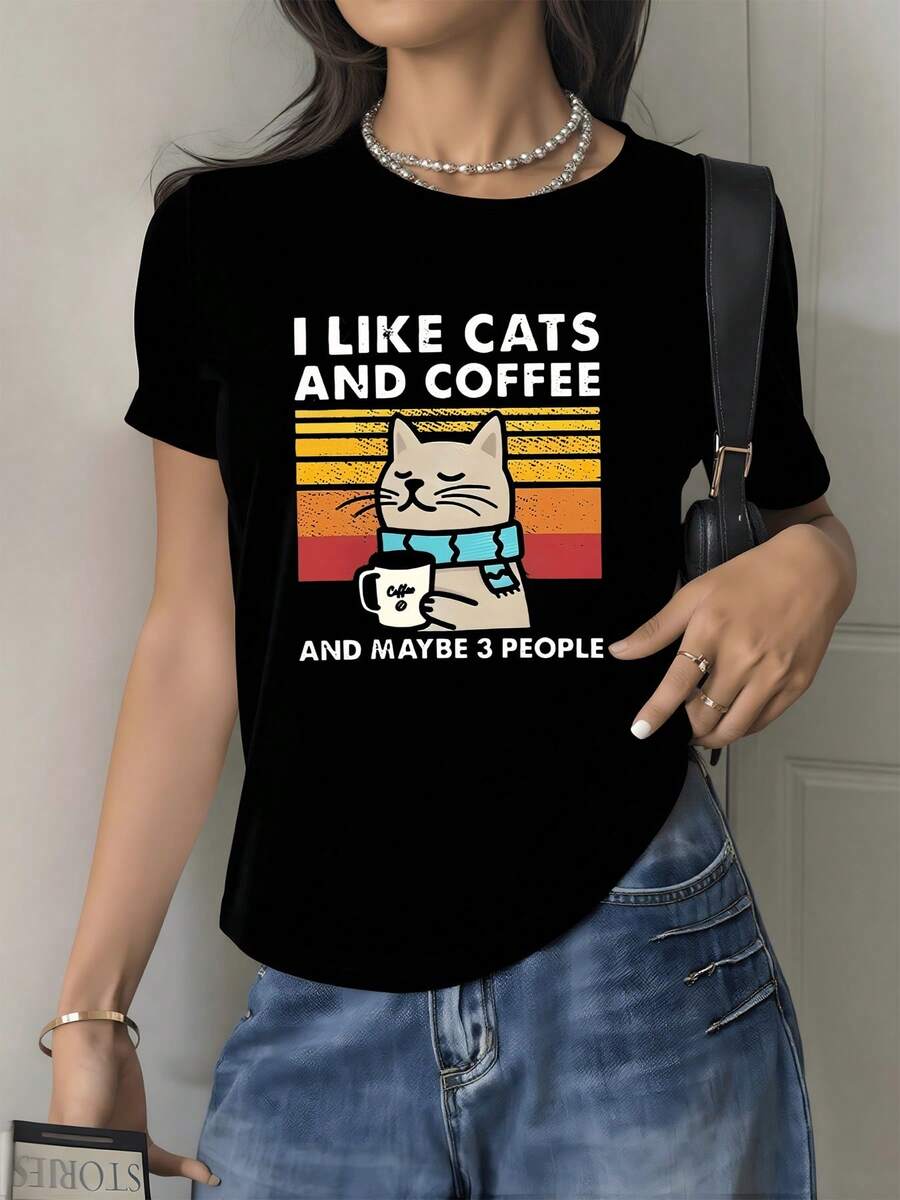 Gato feliz con bufanda azul sosteniendo una taza de café sobre fondo retro de rayas cálidas camiseta de mujer casual cómoda y moderna - Negro - Ver 1