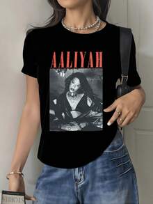 Retrato artístico en tonos gris y rojo que refleja fuerza femenina y elegancia con texto audaz camiseta de mujer moderna casual - Negro - Ver 1