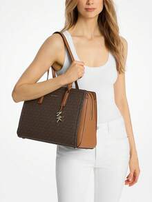 Michael Kors MK Laila 中號女款皮革托特包，休閒單肩包，經典通勤托特手提包，適合購物與旅行 - 棕色 - 查看 3
