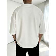 Ropa de calle Gato con sudadera de diseño colorido y elementos de estilo urbano, incluyendo una gráfica de un gato en una sudadera con capucha con las letras MVP en el frente. El gato está - Blanco - Ver 2