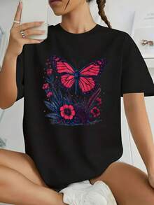 Women's Black Casual T-Shirt With A Design Of Bright Pink Butterflies, Black And Blue Wings, Pink Flowers, And Dark Green Leaves. The Material Is... - 黑色 - 查看 1