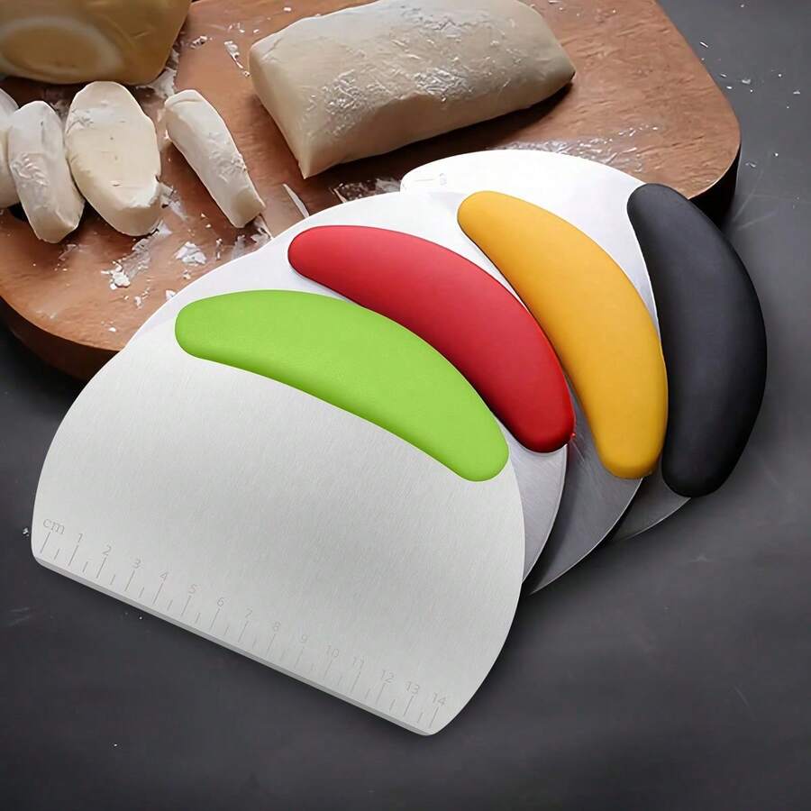 1pc Stainless Steel Dough Cutter, Practical Yellow/Red/Green Random Color Dough Cutter With Scale, Antibacterial Baking Scraper, Suitable For Baking