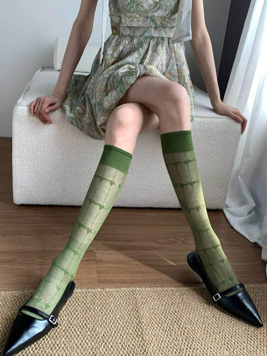 1 par de calcetines de red jacquard con diseño de corazón hasta la rodilla, calcetines de malla hueca transparente hasta la pantorrilla, adecuados para atuendos casuales dulces de estilo pastoral