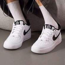 Nike 新款 AIR FORCE 1 大童耐磨緩震運動休閒滑板鞋 - 白色/黑色 - 查看 2