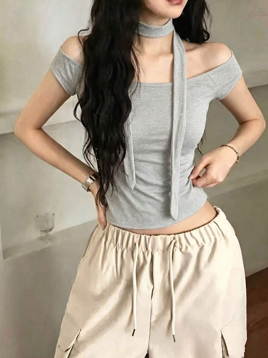 復古性感辣妹露鎖骨全身水鑽裝飾短袖T恤女款 極簡性感修身上衣 夏季服飾 - 淺灰色 - 查看 1
