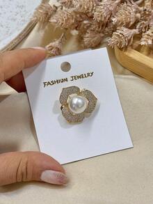 Flower Brooch Studded With Cubic Zirconia And A Central Pearl; A Classic And Versatile Brooch. - 金色 - 查看 3