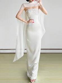 Elegante vestido largo blanco sin mangas de Top Dazzle, con escote Bardot y detalles de apliques, ideal para invitadas a bodas y eventos formales. - Blanco - Ver 1