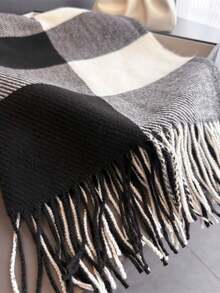 1 pièce Écharpe minimaliste à carreaux pour femme, épaisse, chaude et douce, avec franges, châle enveloppant surdimensionné, élégant et à la mode - Noir et Blanc - Voir 3