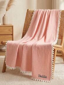 1 Stück individuell bestickte Gaze-Wurfdecke mit Pompon-Quaste und gefaltetem Karomuster, personalisierte Namensstickerei, 4 Farben erhältlich (Weiß, Rosa, Lila, Grau), faltbare Kniedecke, geeignet für Rattanstuhl, Schlafzimmer, Balkon, Outdoor-Picknick und Reisen - Verschiedenfarbig - Übersicht 5