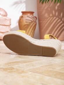 Sandal Wedges Anyaman Jerami Hitam Baru untuk Wanita, Gaya Liburan Luar Ruangan Musim Semi/Panas, Sandal Romawi Bertumit Tinggi Sol Tebal dengan Tali Tunggal - Kuning - View 9