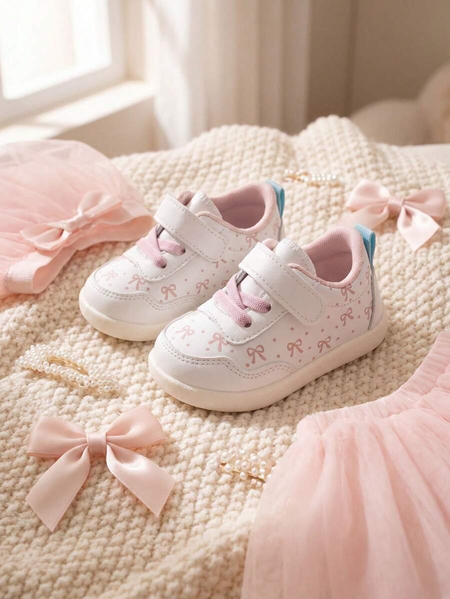 Zapatillas blancas para niñas pequeñas/bebés, patrón de lunares con lazo lindo, cierre de gancho y bucle, zapatos de bebé cómodos y casuales adecuados para uso diario, todas las estaciones - Blanco - Ver 1