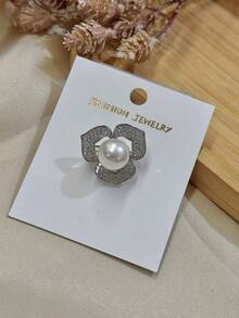 Broche de flor cravejado zircônia com pérola central um broche clássico e versátil - Prata - Visão 3