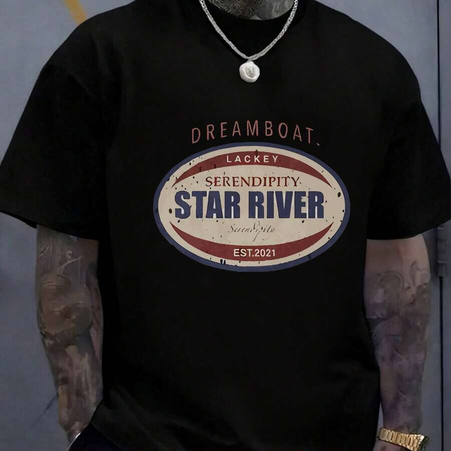 <Dreamboat Lackey Serendipity Star River>> And An Oval Emblem In Shades Of Red, Blue, And White. Men's T-Shirt, Ideal For Everyday Wear, Leisure, Urban Fashion, Music Festivals, And Skateboarding. - 黑色 - 查看 1