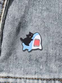 可愛黑貓騎鯊魚琺瑯胸針 傲嬌小貓鯊魚領飾胸針 貓奴趣味動物禮物 - 彩色 - 查看 3