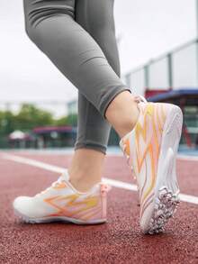 學生運動熱銷賽跑釘鞋,科學多釘佈局牢固抓地不打滑,足弓抗扭轉支撐減輕跑步疲勞,轉彎衝刺與跳躍力不流失,中學體測與校運會準備必備,適合寬腳與窄腳 - 2688白粉 - 查看 12