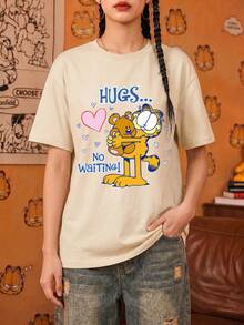 SHEIN | Garfield 女款米色圓領T恤，可愛卡通貓抱熊愛心標語印花，寬鬆短袖，適合日常街頭女孩休閒穿搭 - 杏色 - 查看 3