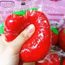 1個 Squishy-Curiosities 口袋迷你逼真草莓捏捏樂，光滑慢回彈壓力舒緩擠壓玩具，紅色小莓果感官紓壓玩具，適合成人旅行焦慮舒緩，可掛在旅行包上的迷你小道具 - 彩色 - 查看 8