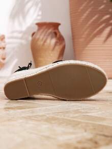 Sandalias negras de mujer con suela gruesa, correa en T con hebilla, punta cerrada, tacón de cuña, plataforma tejida y tacón alto, estilo vacacional para verano - Negro - Ver 8