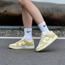 Nike 新款 DUNK LOW 經典百搭女款休閒戶外運動滑板鞋 - 白色/黃色 - 查看 3