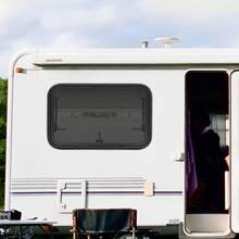 Finestra a spinta per camper con angoli arrotondati, dimensioni 700x450 mm, con zanzariera integrata e parasole plissettato, finestra di ricambio con montaggio a sandwich, bloccabile e orientabile in diverse angolazioni, per camper, roulotte e veicoli ricreazionali. - 700x450mm - Visualizzare 3