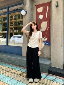 女款針織短袖純色上衣，不對稱抓皺胸前設計，標準版型，光滑透氣，秋季時尚單品，夏季適用 - 淺杏色 - 查看 4