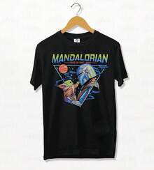 Women's Casual Mandalorian And Grogu Print T-Shirt, Regular Fit Short Sleeve Round Neck Tee With The Way Graphic Design. - 黑色 - 查看 1