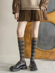 1雙復古格紋過膝襪，復古燕麥色蘇格蘭格子中筒襪，適合Y2K、Grunge、學院風街頭穿搭 - 棕色 - 查看 3