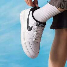 Nike 新款 AIR FORCE 1 大童耐磨緩震運動休閒滑板鞋 - 白色/黑色 - 查看 5