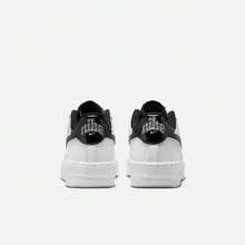 Nike 新款 AIR FORCE 1 大童耐磨緩震運動休閒滑板鞋 - 白色/黑色 - 查看 8