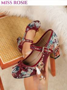 [MISS ROSIE] Elegante Damen-Mode High-Heel Mary Jane Schuhe, T-Riemen, runde Zehenpartie, niedriger, Blockabsatz, bequem und weich, ermüdungsfrei, in Rot, Pink und Schwarz, neuer Stil für Frühling und Sommer, Brautschuhe, Sommer-Bestseller, Urlaub, Business-Etikette, Schulanfang, Sport-Mary-Janes, Insel-Hochzeitsschuhe, Pendler-Schuhe, Y2K-Millennium-Stil, Influencer-Stil, höhenverstärkend für zierliche Frauen, französischer Vintage-Stil, Premium-Samt - Rot - Übersicht 3