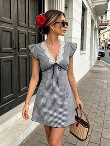 Vestido de mujer con cuello en V profundo, volantes en el bajo, estampado a cuadros y parches de encaje - Negro - Ver 5