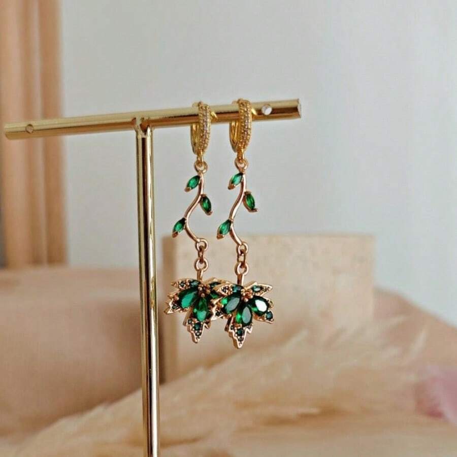 Pendientes con colgante de hoja de arce de circonita sintética verde elegante y lujosa, joyería brillante para mujeres, adecuada para bodas, banquetes, regalos de aniversario románticos - Dorado - Ver 1