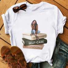 Camiseta estampada a la moda, linda camiseta negra, camiseta gráfica interesante para mujer con diseño de chica africana de cabello rizado negro. - Blanco - Ver 3