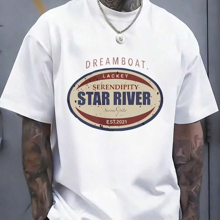 <Dreamboat Lackey Serendipity Star River>> And An Oval Emblem In Shades Of Red, Blue, And White. Men's T-Shirt, Ideal For Everyday Wear, Leisure, Urban Fashion, Music Festivals, And Skateboarding. - 白色 - 查看 1