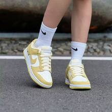 Nike 新款 DUNK LOW 經典百搭女款休閒戶外運動滑板鞋 - 白色/黃色 - 查看 2