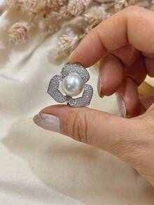 Broche de flor cravejado zircônia com pérola central um broche clássico e versátil - Prata - Visão 2