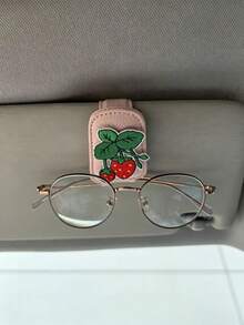 Strawberry Embroidered Car Glasses Clip, Car Sun Visor Fashion Glasses Holder, Multi-Function Ticket Clip, Car Interior Decoration, Pink Leather Strawberry Car Glasses Clip, Universal Sun Visor Fashion Glasses Holder, Girly Car Interior Accessory - Strawberry - View 6