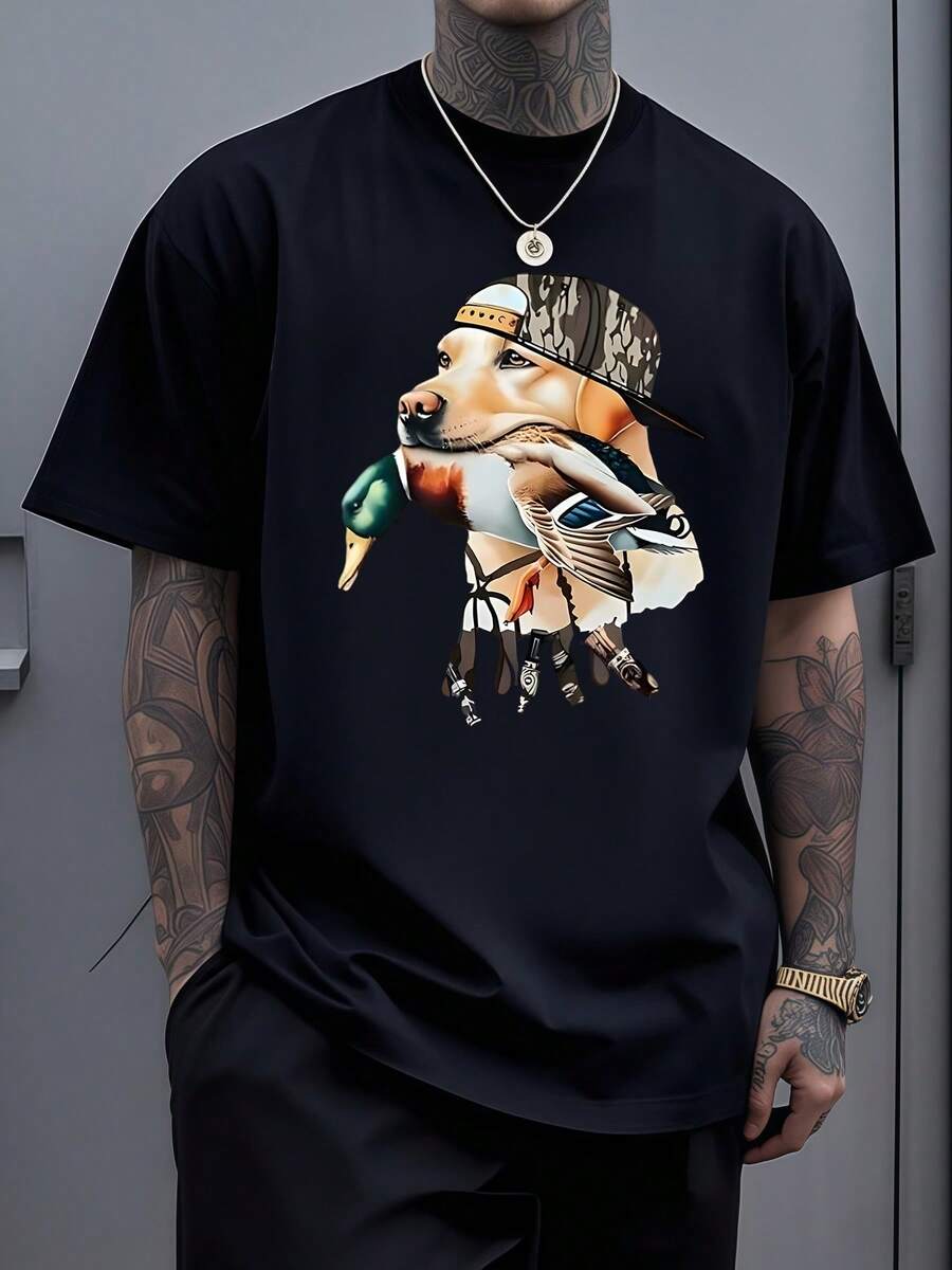 Perro con gorra sosteniendo un pato símbolo de lealtad y espíritu libre camiseta de hombre casual moderna cómoda para diario - Negro - Ver 1