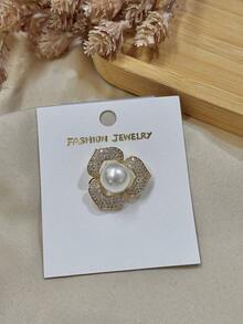 Flower Brooch Studded With Cubic Zirconia And A Central Pearl; A Classic And Versatile Brooch. - 金色 - 查看 5