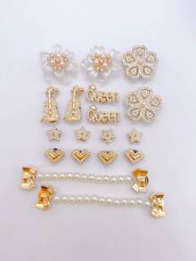 18件時尚金色珍珠花朵、小提琴、星星、愛心等多款洞洞鞋飾品，易安裝可拆卸DIY配件，適用於瑪麗珍鞋、園藝鞋、洞洞鞋、涼鞋和沙灘包，適合節日派對與特殊場合的完美禮物 - 金色 - 查看 7