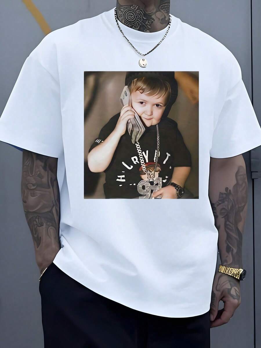 Joven exitoso hablando por teléfono rodeado de billetes representa ambición y éxito financiero en esta original camiseta de hombre de moda urbana - Blanco - Ver 1