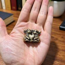 100% Brass Material Small Figurine Ornament, Couple Holding Heart Highland Cow, Cute And Interesting Adorable Cow, Hollow Couple Highland Cow Statue Ornament, Home Decor For Bookshelf And Desk, Collectible Gift - 1PC - View 5