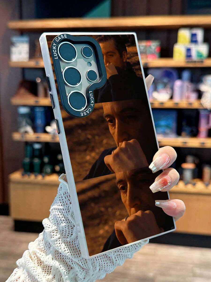 Funda de Teléfono Fashion Cambia de Color con Efecto Camaleón Tornasol Brillante, Diseño Estilo Póster de Cine Retro Gangster, Protección Antigolpes y Antideslizante, Regalo para Mamá, Novio, Familia y Amigos, Compatible con iPhone 11/12/13/14/15/16/17 Series y Galaxy S20/S21/S22/S23/S24/S25/S26 Ultra/Plus/FE MXBSL2140 - BSL-BYG-MXBSL2140 - Ver 1