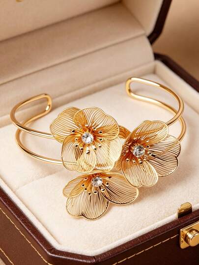 Elegante brazalete abierto de flores huecas 3D en oro, adecuado para mujeres - Brazalete de metal ajustable, perfecto para uso casual o fiestas