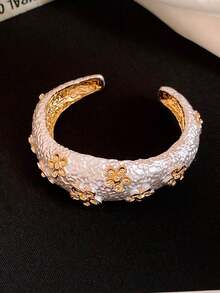 pieza de pulsera elegante para mujer con hoja de iris de esmalte blanco - Diseñde moda francesa en oro, adecuada para uso diario y de fiesta, joyeríversátil para todas las estaciones. - Apertura blanca - Ver 6