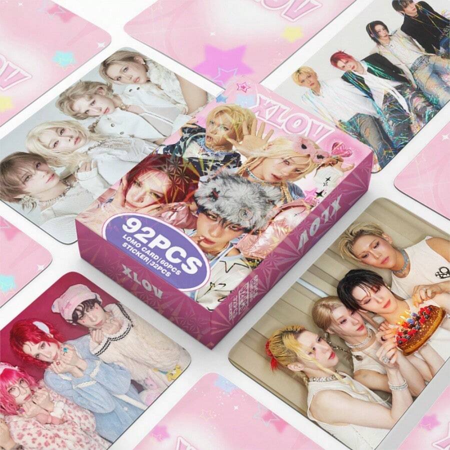 XLOV Boy Group 92 Stücke Fotokarten & Aufkleber Set I God Album Private Outfit Fotos Lomo Karten, International Boy Group Fan Merchandise Geschenkbox, XLOV Vollständiges Album Merchandise, Eine Karte Ein Aufkleber Große Kapazität Box, Mehrere Street Style Outfit Looks, Hochauflösender Druck Keine Duplikate, Geeignet für Kartenalbum Aufbewahrung, Scrapbooking, Offline Unterstützung, Geschenk für Boy Group Fans